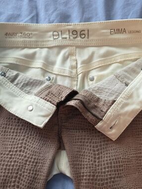 DL1961 Emma Croc-Embossed Legging in Taupe with Cream Waistband